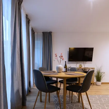 Vesta Blue Brand New Modern With Free Parking *