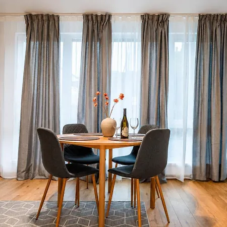 Vesta Blue - Modern With Free Parking In